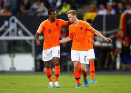 Frenkie de jong (born 12 may 1997) is a dutch professional footballer who plays as a midfielder for spanish club barcelona and the netherlands national team.a versatile midfielder, he is known for his strong defensive abilities. Oranje Op Rapport Malen En Wijnaldum Slopen Duitsland Foto Tubantia Nl