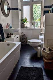 Ein badezimmer gilt als rückzugsraum und lässt sich modern herrichten. Schones Badezimmer Mit Kontrastreichem Boden Schone Badezimmer Weisses Badezimmer Badezimmer Schwarz