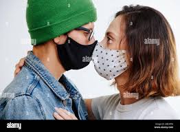 Kissing couple medical mask hi-res stock photography and images - Alamy