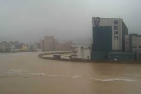 最大時雨量：76mm 最大日雨量：425.2mm 連續24 小時最大降雨量：603.5mm 總降雨量：854.4mm: åœŸçŸ³æµé˜²ç½ é™³æŒ¯å®‡çš„å…¬è·è¨˜äº‹ è€ç…§ç‰‡èªªæ•…äº‹ ä¸­å¤®ç½å®³æ‡‰è®Šä¸­å¿ƒé¬§é›™èƒž 2000å¹´è±¡ç¥žé¢±é¢¨