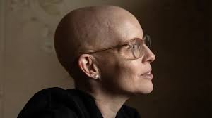 Anna Hallberg svävar mellan liv och död