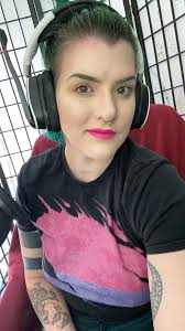 New amputee earns money playing games online