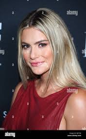 Sarah Askew's Instagram, Twitter & Facebook