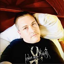 What are good resources for a beginner to learn and play Go?