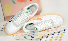 A médium, amelyen keresztül a művészeti alkotások kifejtik hatásukat a későbbi korokra mindig különbözik attól, amelyen át saját korukat befolyásolják. Nike Nike Air Force 1 Boys Youth Hockey Tournament 2020 Flyleather Mayumi Yamase Grailify