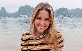 Hipoplasia de los cuerpos cavernosos y del segmento medio de la uretra. Belen Soto Muestra Foto Junto A Su Madre Evidenciando Increible Parecido