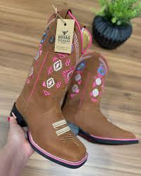 💰R$399,99 Com um design sofisticado e moderno, estas botas são perfeitas  para complementar qualquer look e transformar qualquer ocasião em um evento  fashion. 🤎 Você não precisa se preocupar com o frete,