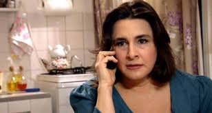 Oyuncu Esra Dermancıoğlu, eteğinin kalçasına kadar açıldığı pozla  takipçilerini çileden çıkardı