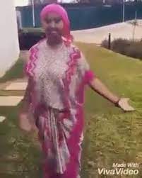 Niiko raaxo badan naag siil wayn. Funny Time 24 Gabar Naaso Wayn Oo Ku Dheelaysa Hesta
