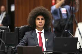 TJ suspende processo que corre na Assembleia contra Renato Freitas