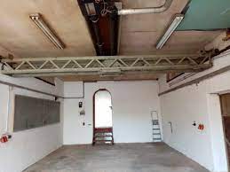 Beim mieten einer kfz werkstatt hat man fläche, um zum beispiel autos zum kauf anzubieten. Halle Werkstatt Lager Garage