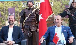 Mevlüt çavuşoğlu eşi hülya çavuşoğlu ile 25 yıllık evli. Cavusoglu Maduro Dizi Sayesinde Musluman Olacagim Dedi