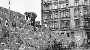 Die öffnung der grenze wurde grundlegend für die deutsche wiedervereinigung am 3. Das Ende Des Kalten Krieges Der Fall Der Mauer Oe1 Orf At