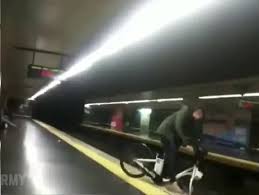 The madrid metro has the peculiar gauge of 1445 mm, all lines have overhead power supply, either the madrid metro is operated on the left. Un Hombre Cae A Las Vias Del Metro Con Una Bici Del Bicimad