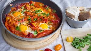 Serve with plenty of bread. Shakshuka Rezept Fur Die Kostliche Tomaten Paprika Pfanne Mit Ei Bayern 1 Radio Br De