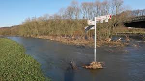 Keller überfluten, notärzte müssen einen unimog nehmen, ein altenheim wird evakuiert. Hochwasser An Der Lenne Volme Und Ruhr Hagen