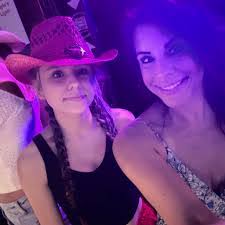 Shelly Knott's Instagram, Twitter & Facebook