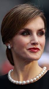 Queen Letizia Wearing Queen Maria De Las Mercedes Pearl Necklace From Spanish Crown Jewels Made O Pearl Necklace Outfit Pearl Necklace Designs Necklace Outfit