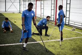 .mustafa arslan, chp tokat milletvekili kadim durmaz, ampute futbol milli takımı teknik şahinbey belediyesi gençlik ve spor futbolcuları, kupalarını aldıktan sonra asker selamı verdi. Sahinbey Belediyesi Ampute Futbol Takimi Nin Gozu Avrupa Ampute Futbol Sampiyonlar Ligi Kupasi Nda Anadolu Ajansi