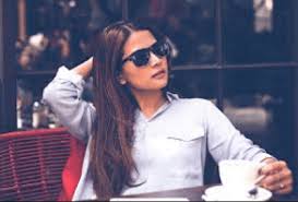 Akan tetapi pejamkanlah mata indahmu itu. Puisi Tersenyumlah Untukku