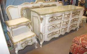 All of the pieces have beautiful painted floral details and a crackled paint surface. White French Provincial Bedroom Furniture Diy Mobel Schlafzimmer Schlafzimmermobel Weisse Schlafzimmermobel