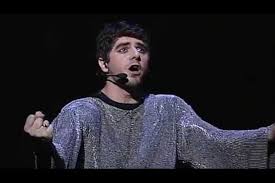 2 personnages qui veulent monter une comédie musicale et s'entraînent dans une mjc. Notre Dame De Paris Patrick Fiori Confirme Ne Pas Faire Partie Du Casting