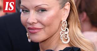 Pamela Anderson, 49, poseerasi gaalassa täysin muuttuneena