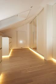Das Ankleidezimmer Unter Der Dachschragen Ist Aus Eiche Massivholz Hergestellt Die Oberflachen Sind Weiss Ankleide Zimmer Ankleidezimmer Ankleidezimmer Design