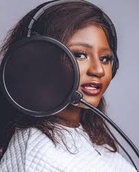 Hi there!!! It's been a minute and i see alot of new faces following me🥰  alsoooo serah johnson is sorta wearing a new face😁 so I thought to  reintroduce myself I'm Serah