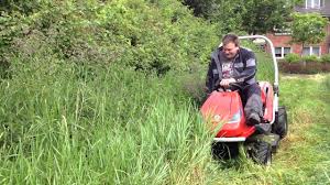 Mit fangsack, heckauswurf oder mulchen. Efco Hochgrasmaher Auf Einer Schonen Wiese Youtube