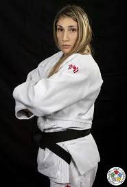 Elle remporte sa première médaille internationale en montant sur la troisième marche du podium des moins de 63 kg aux jeux olympiques d'été de 2020. Maria Centracchio Ijf Org