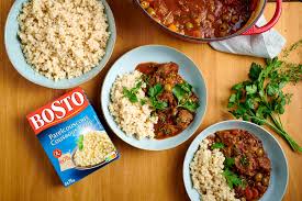 Vis, ui, knoflook, saffraan (0.05 g), zoetwater reuzengarnalen (diepvries, 500 g), marokkaanse couscous (a 317 g), (olijf)olie, bruine suiker (of kristalsuiker), kikkererwten (400 g), stoomgroenten broccoli (rode ui en paprika). Pasta Parelcouscous Bosto