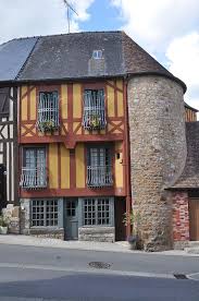 Domfront Orne Maison Et Demi Donjon Orne Normandie Ornepurenormandie Normandie Normandy Purenormandie Architecture V Maison Region Normandie Donjon