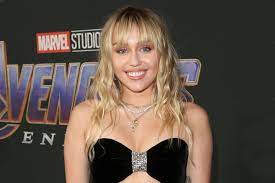 Noted for her distinctive raspy voice. Miley Cyrus Neuer Cody Simspon Ahnelt Liam Hemsworth Glamour