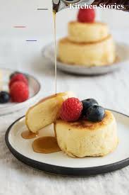 Japanische Pfannkuchen Rezept Mit Video Kitchen Stories Pancakesrezept Mehl Backpulver Und Natron In Einer Schussel Ve Catering Ideeen Catering Koken