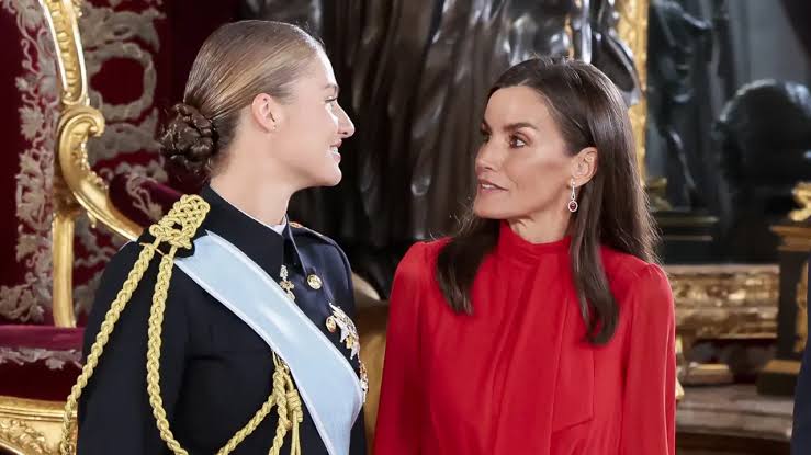 Una experta en protocolo analiza cómo se comportan la reina Letizia y la  princesa Leonor en los actos donde aparecen juntas