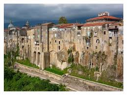 The city lies on a ridge between the calore and sabato rivers, northeast of naples. Benevento Italy Italia Viajes Agatas