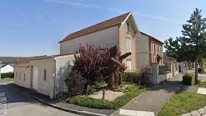 Plusieurs fois détruite, elle fut supprimée à la révolution française. Les Autres Maisons Hantees De La Region