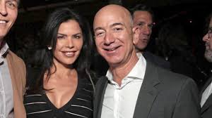 Jeff bezos is an american technology entrepreneur, investor, philanthropist, and the founder, chairman, and chief executive officer of amazon, the world's largest online retailer. Amazon Boss Bezos Freundin Teilte Intime Fotos Offenbar Mit Freundinnen Politik Ausland Bild De