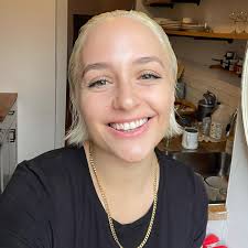 AHHHHH! I'm officially 1 YEAR SOBER! Proud is an understatement. I am an  addict and tried to get sober for years and years, not many people knew the  extent of my addiction,