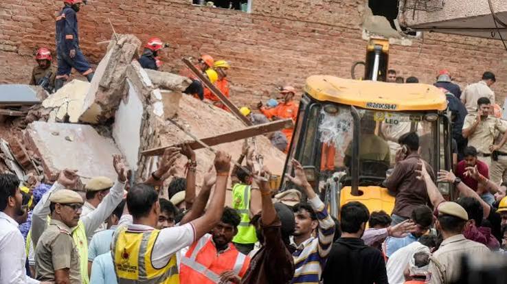 सत्य निकेतन हादसे के बाद MCD का बड़ा एक्शन, जर्जर पड़ोसी इमारत को 3 दिन में गिराने का आदेश – अमृत संदेश