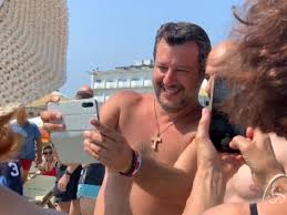 Il 35% degli italiani non sa leggere: Salvini Al Papeete Selfie E Strette Di Mano Assalto Dei Fan In Spiaggia A Milano Marittima Corriere Tv