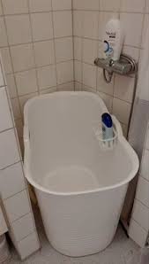 Massagerollen sind in den boden eingebaut und es gibt einen deckel , der neben zusätzlicher isolierung auch platz schafft, um sich produktiv zu betätigen während man sein bad nimmt. Vmesnik Razglednica Tip Mobile Sitzbadewanne Fur Erwachsene Amazon Technologytoolsforteaching Com