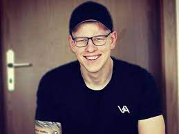 This was about 50% of all the recorded varion's in the usa. Varion Erreicht Auf Eine Million Abonnenten Auf Youtube Unge Gratuliert News