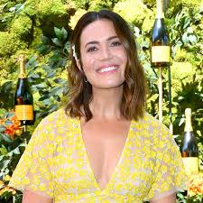 Wenn dann die periode einsetzt, sind dann auch die beschwerden wieder weg. Mandy Moore Ist Schwanger Ubelkeit Und Erbrechen Sie Nahm Rapide Ab Gala De