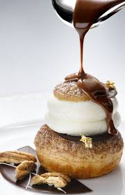 Chou De Julien Alvarez Sur Un Chou Vanille Legerement Croustillant On Retrouve Une Creme Vanille Et Pralinee Noix De Pe Patisserie Desserts Recette Dessert