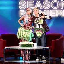 Jetzt hat der designer offenbart, dass er zu dieser zeit vegan lebte. Degeneres Geschenk An Lady Gaga Veggiekini Statt Fleischkleid Der Spiegel