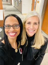 Kellie (@KellieDione)