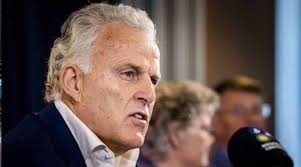 De vries heeft als schrijvend vijfendertig jaar later heeft de vries meer dan vijfhonderd moorddossiers onderzocht. Ridderkerks Dagblad Zoon Peter R De Vries Dankt Voor Steunbetuigingen