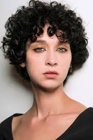 Coupe de cheveux courte moderne, photographie : Coupe Courte Bouclee Automne Hiver 2018 Les Plus Belles Coupes Courtes A Adopter En 2021 Elle